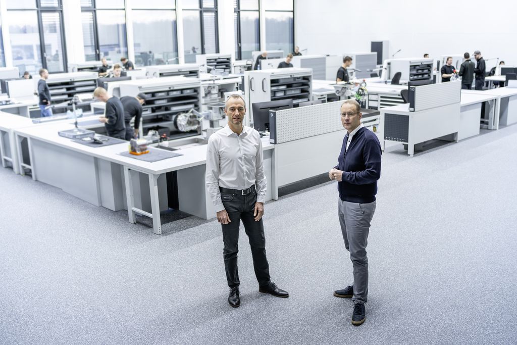 Stefan Dreyer og Adam Baker i en af værkstederne for forbrændingsmotoren
(Foto: Audi Sport)